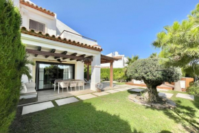 HOUSE with PRIVATE GARDEN and COMMUNITY POOL